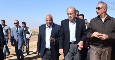 بالصور... رئيس الوزراء يتفقد مناطق السيول المنكوبة فى رأس غارب 