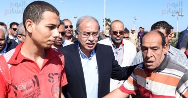 بالصور.. رئيس الوزراء يستمع لمتضررى رأس غارب ويوجه بتنفيذ مطالبهم