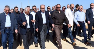 بالفيديو والصور..رئيس الوزراء يتفقد مناطق السيول المنكوبة فى رأس غارب 