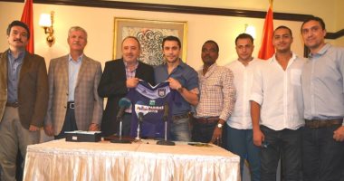 بالصور.. أحمد حسن يوقع عقود أكاديمية أندرلخت على ملاعب الصيد بأكتوبر