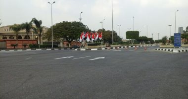 بالصور.. مطار القاهرة يتزين بأعلام مصر وسنغافورة قبل وصول الرئيس السنغافورى 