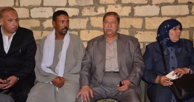 بالصور.. محافظ الإسماعيلية يقدم واجب العزاء لأسرة صيادى "البرق والرعد"