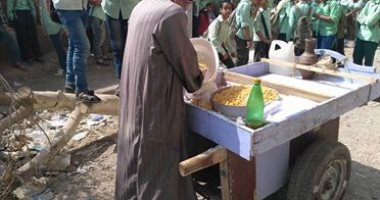 بالصور.. قمامة وأسلاك عارية تعرض حياة طلاب عين شمس للخطر