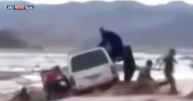 بالفيديو.. ركاب ميكروباص ينجون من الموت بأعجوبة فى سيول رأس غارب