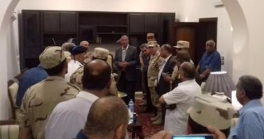 بالصور وصول سيارات تابعة للقوات المسلحة لإزالة آثار السيول برأس غارب