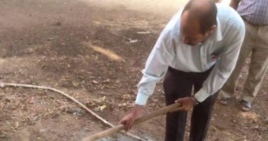 بالصور.. معلمان فى سوهاج يرممان سلم المدرسة بأيديهما