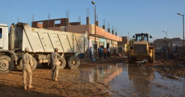 برلمانى يهاجم رئيس "رأس غارب" بسبب السيول.. والأخير: أنت بتيجى فى المناسبات