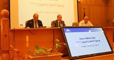 بالفيديو.. محافظ دمياط يجتمع بالأجهزة المعنية لمناقشة خطة مواجهة السيول