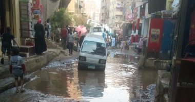 بالصور.. مياه الصرف الصحى تغرق منازل شارع الستة متر فى بشتيل بالوراق