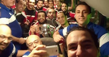لاعبو يد الأهلى يحتفلون بلقب أفريقيا بـ"السيلفى"