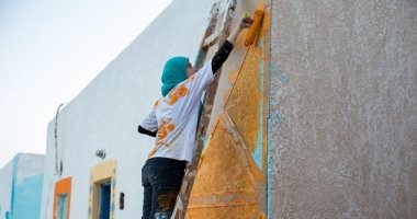  نويبع بالألوان.. شباب "مشروع السعادة" لونوا الدنيا الغامقة فى جنوب سيناء