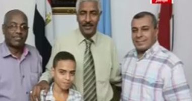 بالفيديو.. مدرسة تعتذر لطالب بعد أن وضعت قدمها على صدره وتقيم له حفلا خاصا