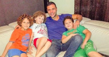 محمد إمام ينشر صورته مع أبناء أحمد رزق على "إنستجرام"