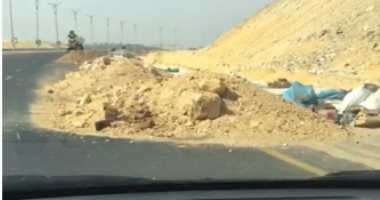 قارئ يرصد وجود مخلفات ردم بالطريق الواصل بين محور المشير ومدخل المقطم الجديد