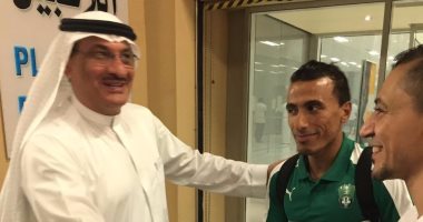 بالفيديو.. مدير المنتخب السعودى يهنئ عبد الشافى "المتألق"