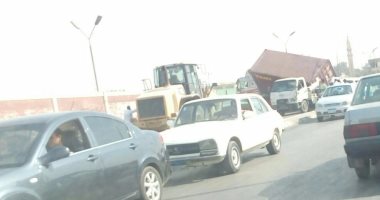 قارئ يشارك "اليوم السابع" بصور لحادث انقلاب سيارة نقل بحلوان