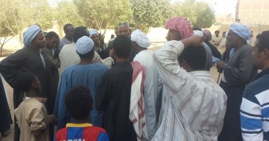 لنقص المدرسين..تجمهر أهالى قرية "كاجوج" بمدرسة الشريف إسماعيل بأسوان
