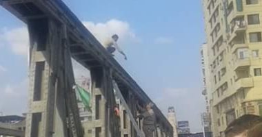 بالفيديو.. ضبط صاحب واقعة إشعال النار بنفسه فوق كوبرى طلخا.. والأمن: هارب من التجنيد