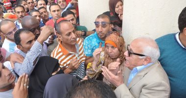 بالصور..مستحقو الإسكان الاجتماعى يتجمهرون حول محافظ بورسعيد لتذليل عقباتهم