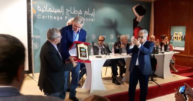 نقابة السينمائيين تكرم رئيس مهرجان قرطاج ومحمد العدل يمنحه درع النقابة