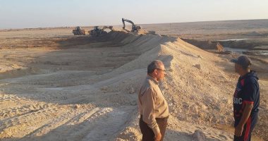 بالصور.. رى الوادى الجديد تبنى سواتر ترابية لحماية المساكن من السيول