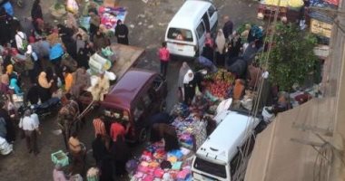 بالصور.. انتشار الباعة الجائلين بمنطقة عزبة السوق فى بنها