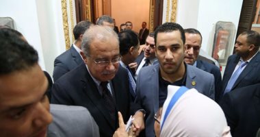 بالفيديو.. التفاف النواب حول رئيس الوزراء بعد خروجه من القاعة.. ويرد على مطالبهم: حاضر  