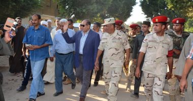 بالفيديو والصور.. القوات المسلحة توزع 700 كرتونة مواد غذائية على متضررى السيول بسوهاج