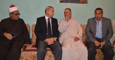 محافظ قنا يقدم العزاء لأسرتى المتوفىن فى أحداث السيول 