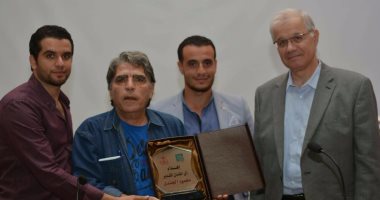 الجامعة الروسية تكرم الفنان محمود الجندى وتمنحه درعها تقديرا لدوره ببلدته بمركز أبو المطامير