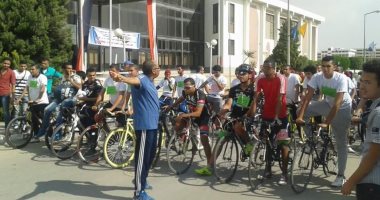 بالصور.. 125طالبا وطالبة يشاركون بمهرجان الدراجات فى جامعة قناة السويس