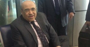 شاهد.. وزيرا الثقافة الأسبقان ومصطفى الفقى يخلعون الأحذية بمطار القاهرة