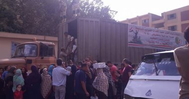أول صورة لسيارات الجيش توزع عبوات غذائية بنصف الثمن فى دار السلام
