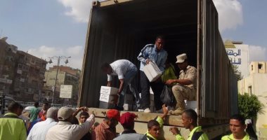 بالفيديو والصور.. الجيش الثالث بالسويس يوزع كراتين مواد غذائية مخفضة