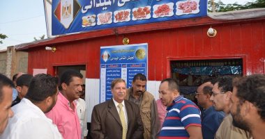 بالصور.. محافظ الإسماعيلية يتفقد منافذ بيع السلع الأساسية والغذائية