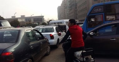 زحام مرورى بسبب حادث تصادم سيارتين بكوبرى أكتوبر