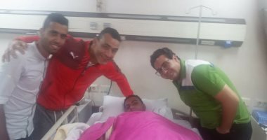 شاهد.. الحضرى يزور مدافع دجلة بعد إجرائه جراحة في الكتف