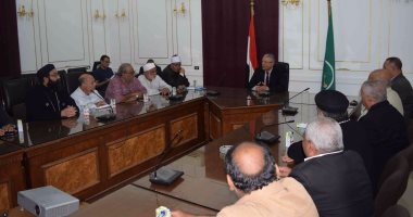 بالصور..محافظ المنيا يلتقى أعضاء بيت العائلة المصرية بملوى