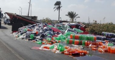 انقلاب سيارة محملة بمياه غازية على طريق المنصورة جمصة الدولى