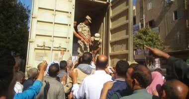 بالصور ..سيارات الجيش توزع السلع الأساسية بمراكز الفيوم بنصف ثمنها