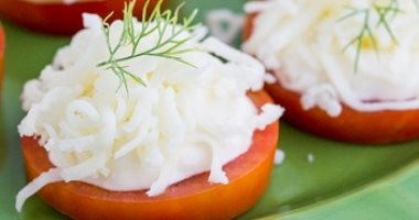 بالصور والخطوات .. طريقة عمل الطماطم بالجبنة الموتزريلا والمايونيز 