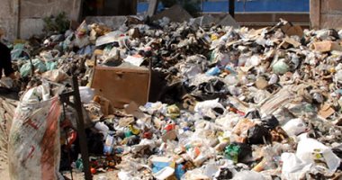بالصور.. القمامة تغزو سور السكة الحديد بمحطة أم المصريين فى الجيزة