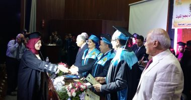 رئيس جامعة بنها يكرم أوائل خريجى كلية الاداب