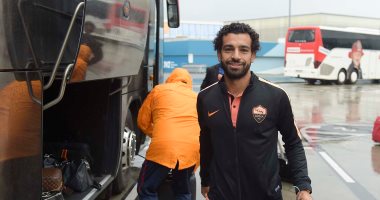 بالصور.. محمد صلاح يصل النمسا مع روما وسط أجواء باردة