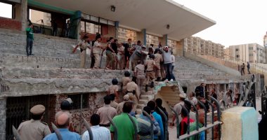 الأمن يقبض على بعض مشجعى غزل المحلة بعد الاشتباك مع الجهاز الفنى
