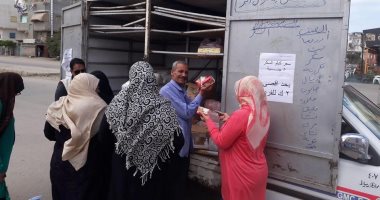 سيارات الوحدة المحلية برأس البر تبيع السلع الغذائية بأسعار مخفضة