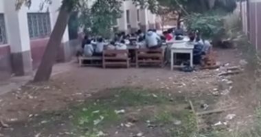 بالفيديو.. طلاب مدرسة بكفر الشيخ يفترشون الفناء خوفا من انهيار الفصول