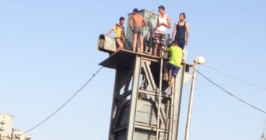 بالفيديو والصور.. شباب العمار فى القليوبية حولوا النيل لبلاج مفتوح
