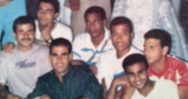 صورة نادرة.. لاعبو الأهلى "صحاب الواجب" مع عروسين بأحد أفراح الإسماعيلية