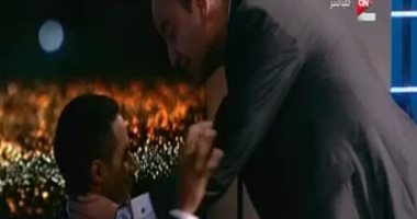 بالفيديو.. عمرو أديب يُقبّل رأس محمد رمضان بعد تقليده أحمد زكى